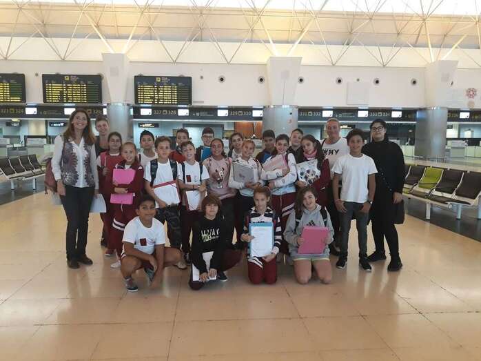 Alumnos en el Aeropuerto de Gran Canaria (Foto TA)